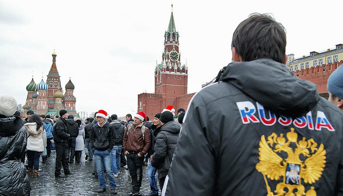Россия ирония. Мигранты на красной площади. Гастарбайтеры на красной площади. Красная площадь новый год мигранты. Мигранты в Москве на красной площади.