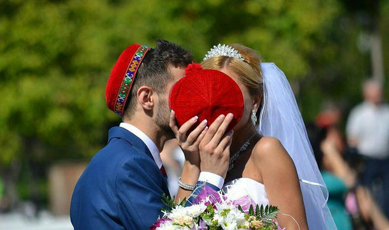 Таджикская свадьба. Памирские свадьба жених и невеста. Свадьба русской и таджика. Свадьба русского и таджички.