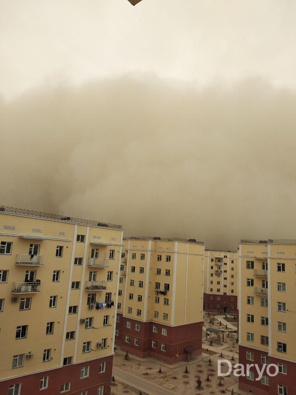 Буря в ташкенте сегодня. Песчаная буря в Ташкенте. Пыльная буря в Узбекистане. Пыльная буря в Ташкенте. Бухара шамол.